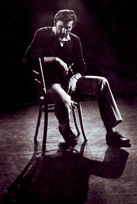 Aurel Stefanescu asezat pe un scaun